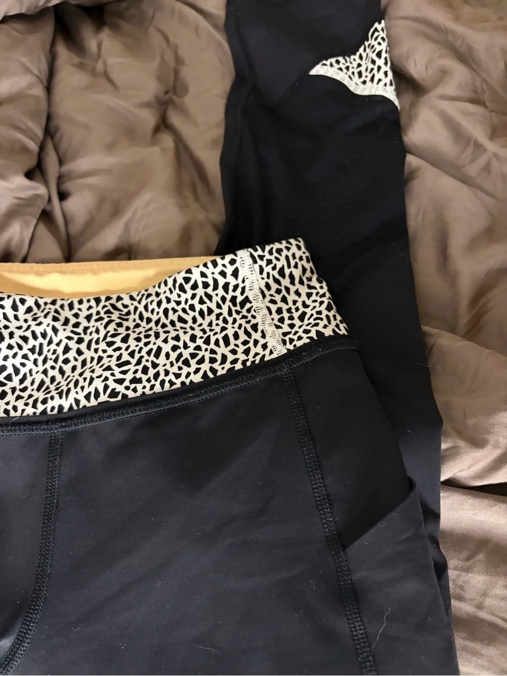 Lululemon Black Active Capri leggings with White Leopard Print Waistband size 2
